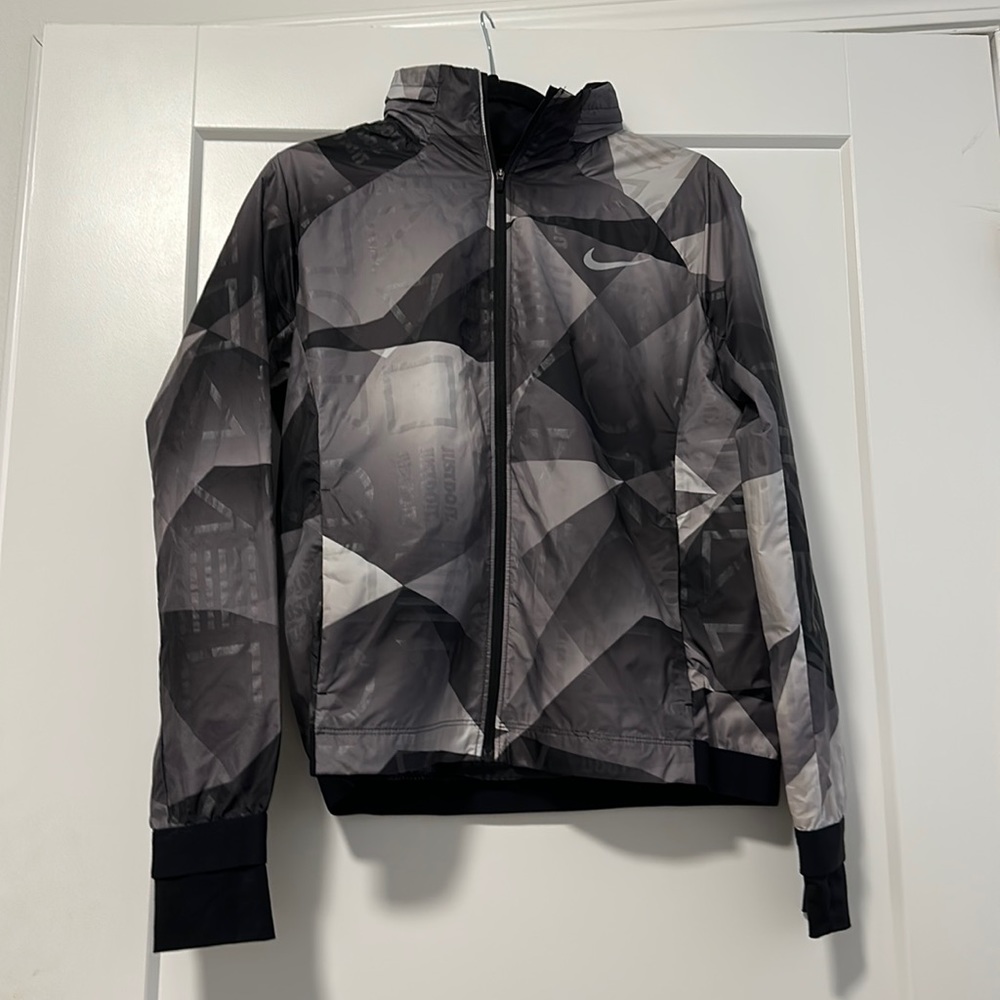 Nike running windbreaker built in retractable hood! Size medium great condition!